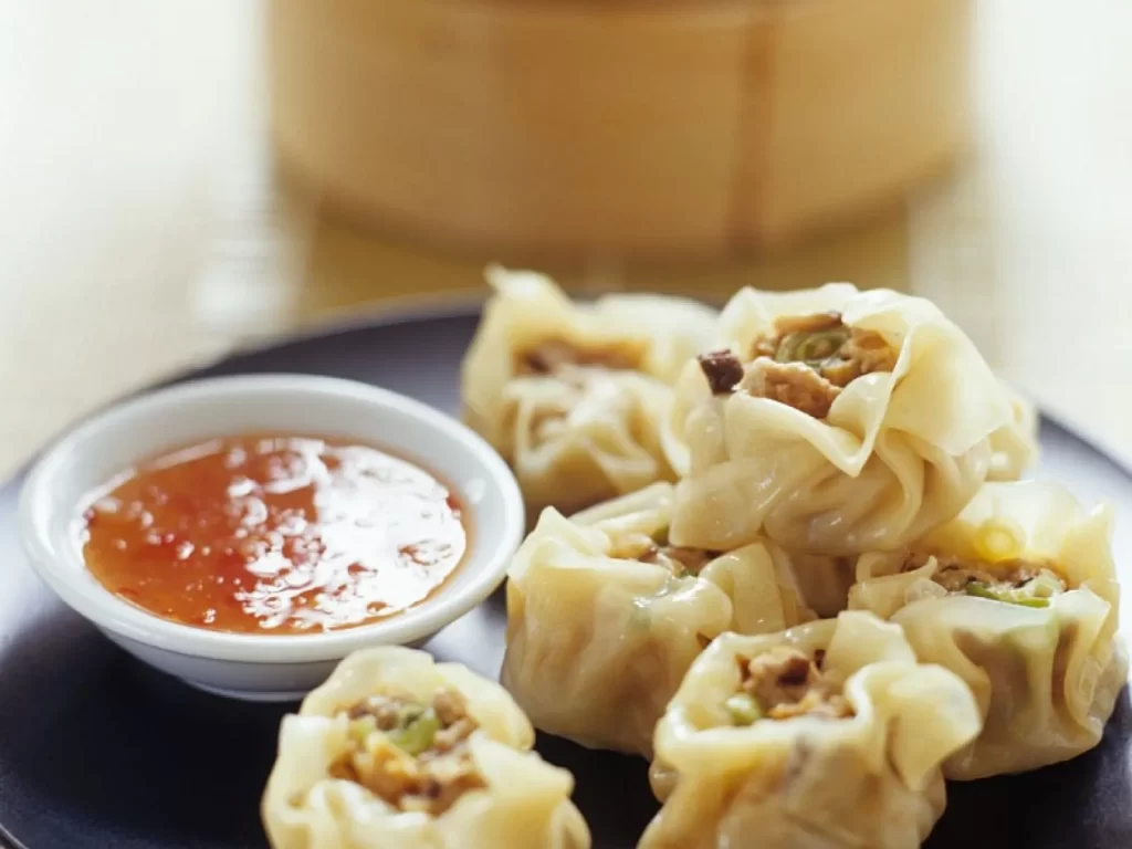 steamed beef wontons with chile sauce 597226