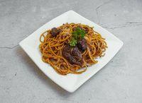 Stir-fried Spaghetti with Beef & Enoki Mushroom in Black Pepper Sauce